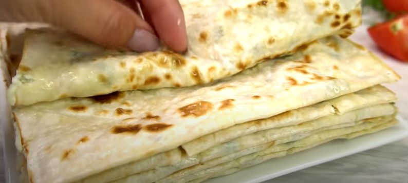 Лепешки с начинкой за 10 минут: идеальный перекус без заморочек