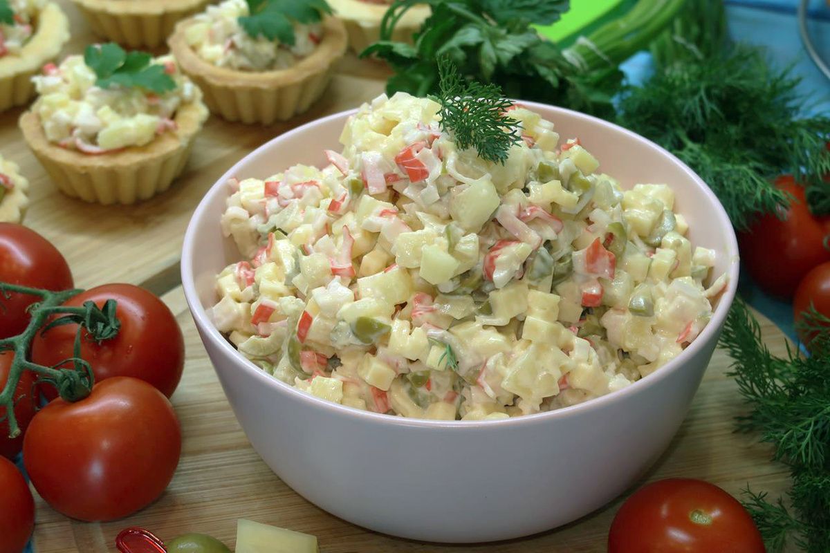 Нежный салат с крабовыми палочками, ананасами и оливками