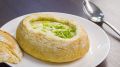 Теплый сливочный суп с курицей в хлебной тарелке