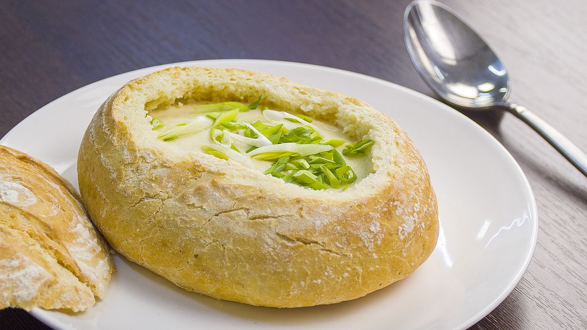 Теплый сливочный суп с курицей в хлебной тарелке